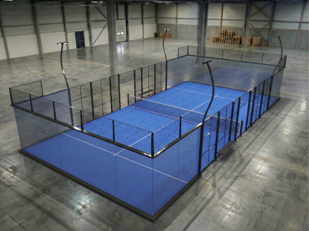 Full Panorama Padel Court im Indoor-Setup – ARTLIVE Padel Systems