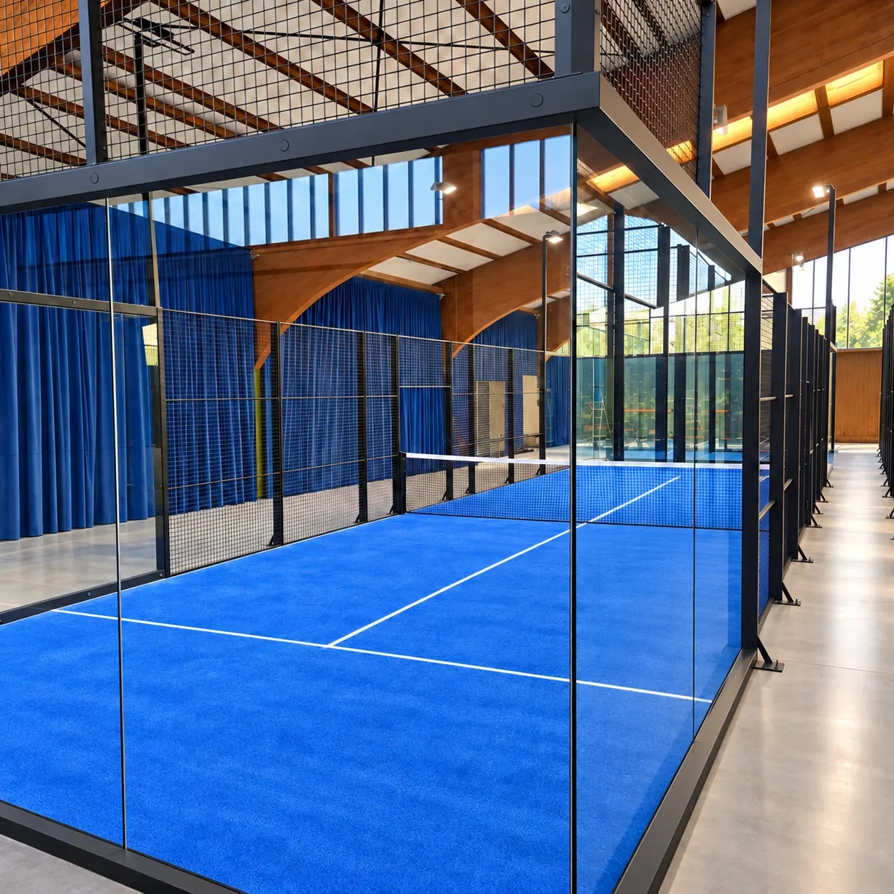 Single Full Panorama Padel Court von Pro Court System in einer Holzhalle