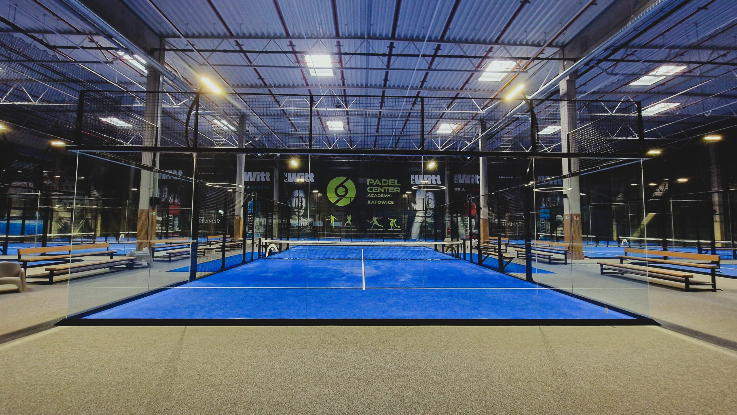 Full Panorama Court Indoor – Glaswände, Premium-Setup (Referenzfoto)